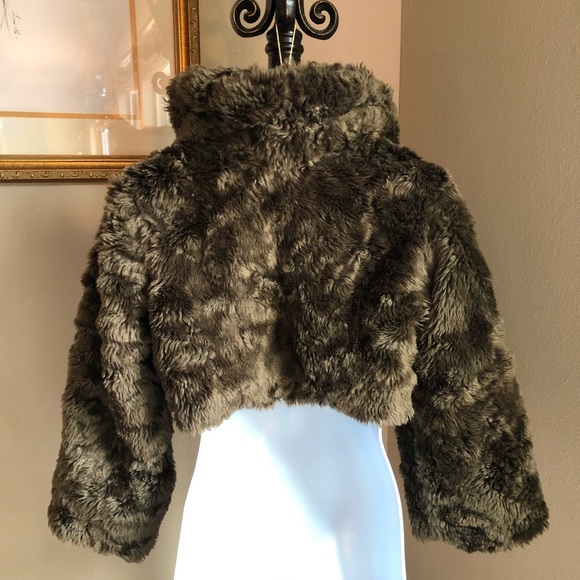Children’s Place faux fur wrap - Picture 2 of 3